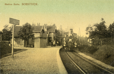 14330 Gezicht op het station Soestdijk (Spoorstraat 1) te Soestdijk (gemeente Soest); met een stoomlocomotief.